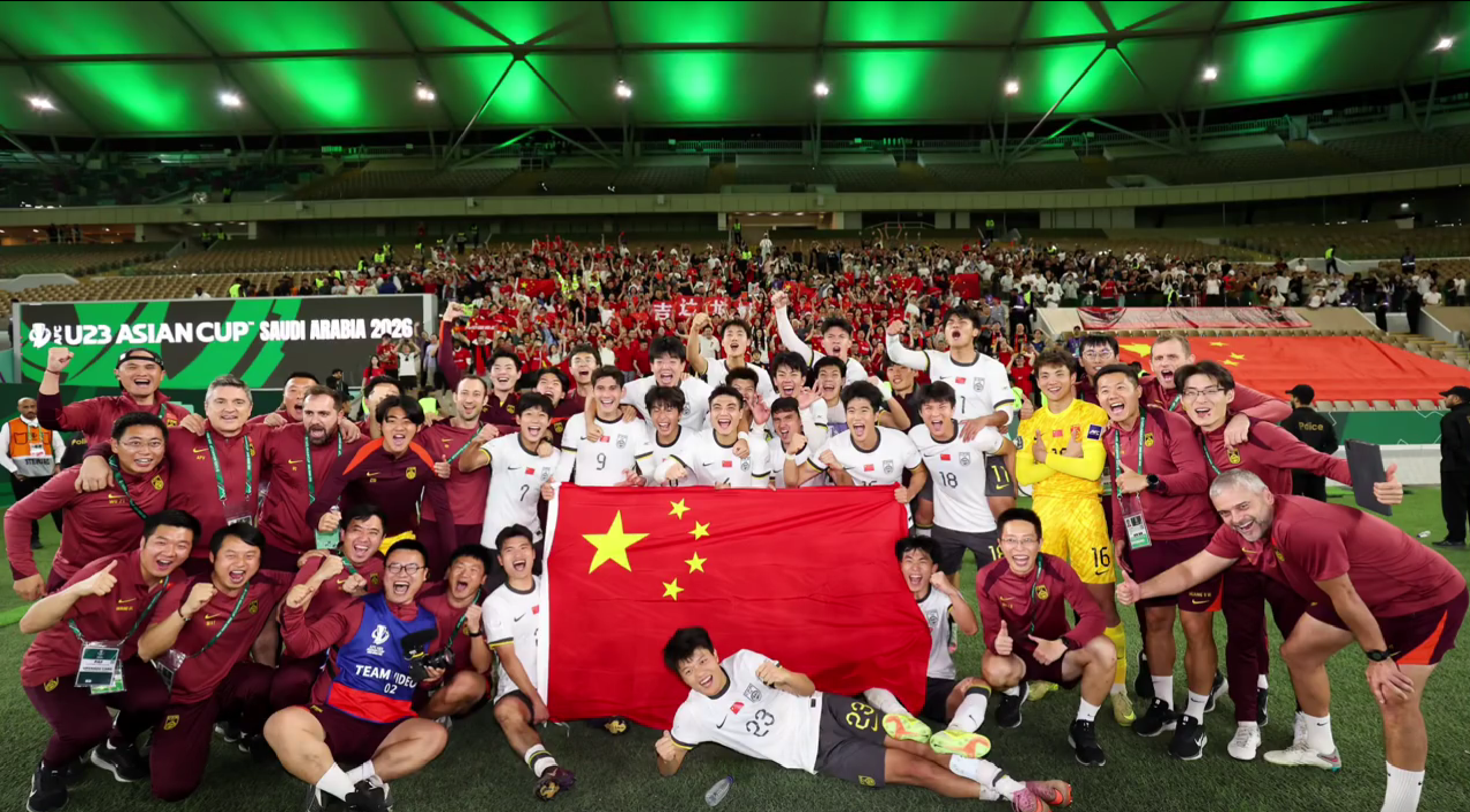 有爱!鲍世蒙爸妈率10位家人为国足加油,安东尼奥吃惊全队哄堂大笑