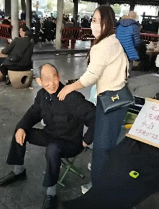 Kaiyun开云中国官网-长沙公园惊现 “老年服务圈”！低价刚需服务，姑娘边服务边唠嗑